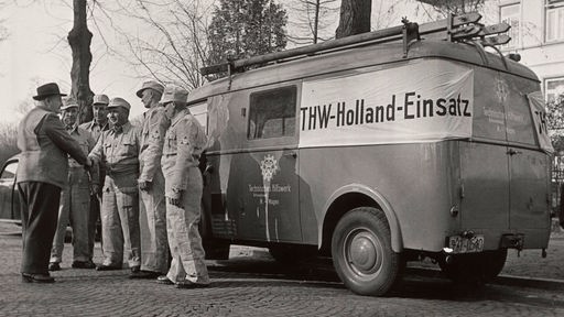 Einsatzfahrzeug des Technischen Hilfswerk (THW) in den Niederlanden nach der Sturmflut 1953
