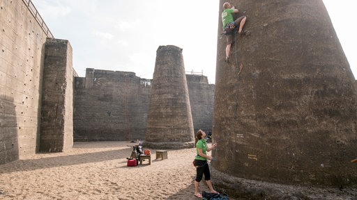 Landschaftspark Duisburg-Nord: In den ehemaligen Erzbunkern hat der Deutsche Alpenverein einen Klettergarten eingerichtet.