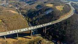 Schriftzug " Lasst uns Brücken bauen" auf der gesperrten Autobahn- Brücke der A45 "Talbrücke Rahmede" der Sauerlandlinie in Oberrahmede.