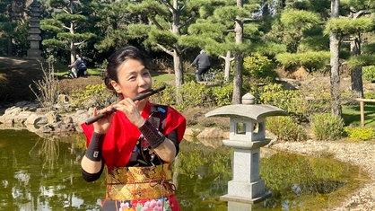  Im japanischen Garten spielt die Flötistin Yuko Kojima-Bauer die traditionelle Bambusflöte.