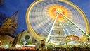 Ein Riesenrad in Bewegung vor Abendhimmel, Allerheiligenkirmes Soest