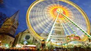 Ein Riesenrad in Bewegung vor Abendhimmel, Allerheiligenkirmes Soest