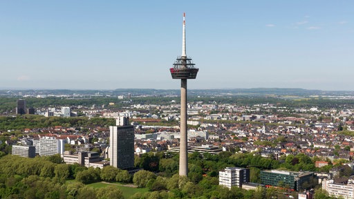 Luftaufnahme von Köln, im Vordergrund der Fernsehturm Colonius