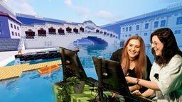 Zwei Frauen blicken fröhlich auf einen Bildschirm, im Hintergrund ein Screenshot aus Minecraft, der eine Brücke zeigt