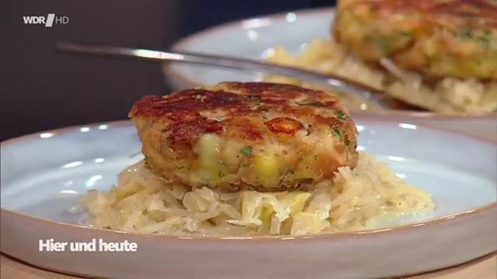 Aufnahme von Kaspressknödel mit Rahmsauerkraut