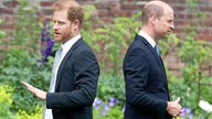 Prinz Harry und Prinz William stehen Rücken an Rücken