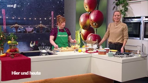 Köchin Julia Floß zaubert weihnachtlich duftenden Bratapfel-Crumble mit Lebkuchenstreuseln.