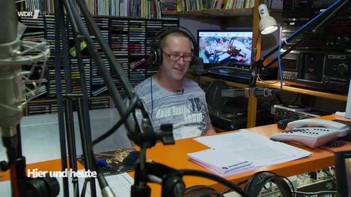 Hubert Schmölzl sitz in seinem Radiostudio