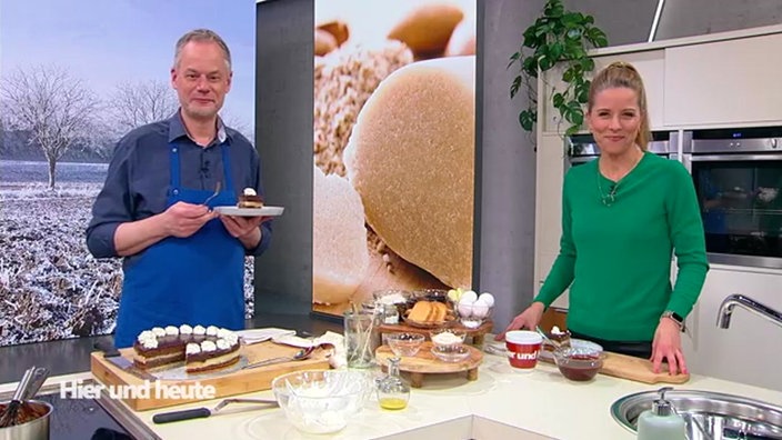 Konditormeister Marcel Seeger und Miriam Lange beim Probieren des Mohnkuchens bei Hier und heute.