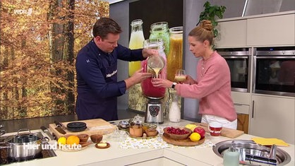 Fabian Timmer und Miriam Lange bereiten Smoothies zu