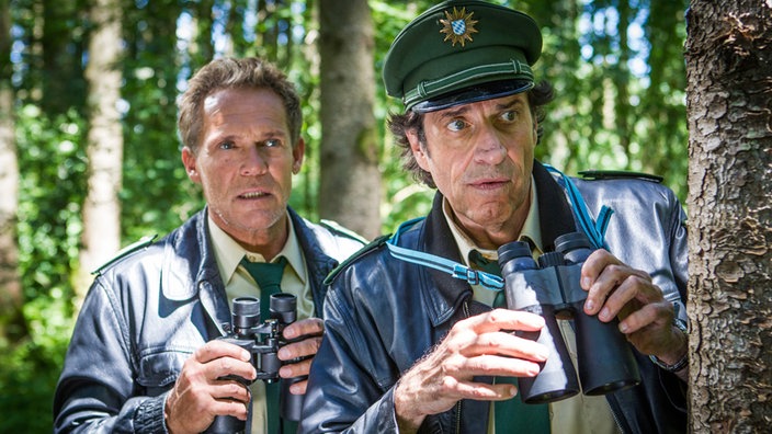 Hubert (Christian Tramitz, l.) und Staller (Helmfried von Lüttichau, r.) observieren den aus dem Knast entlassenen Bankräuber Bernd Winter.