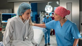 Leslie Bohrjahn (Marlene-Sophie Haagen, l.) bekommt Panik und will die Operation absagen. Kann Emma Jahn (Elisa Agbaglah, r.) ihn beruhigen?