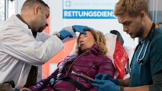 Katarzyna Kowalczyk (Dagmar Operskalski, M.) wird mit einem Verdacht auf ein Thorax-Trauma eingeliefert.