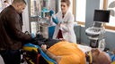 Matteo (Mike Adler, l.) bringt Ismet Yildez (Eray von Egilmez, r.) in die Notaufnahme. Dr. Winter (Juliane Fisch, l.) kümmert sich sofort um den Patienten.