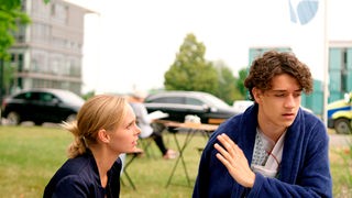 Vincent Roth (Marven Gabriel Suarez-Brinkert, r.) gerät mit Sybille Jansen (Jenny Marie Muck, l.) aneinander.
