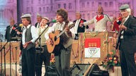  Die Kölner Band "Bläck Fööss" im nostalgischem Outfit erfreut mit einer musikalischen Rückschau