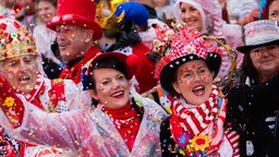 Jecken feiern den Auftakt der Karnevalssession auf dem Heumarkt.