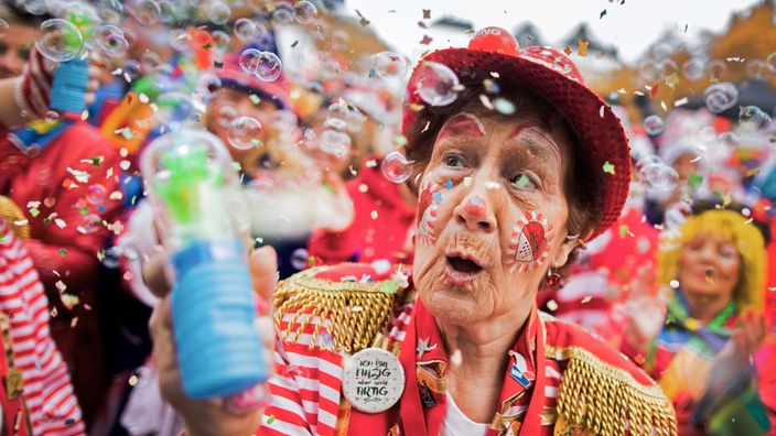 ecken feiern auf dem Heumarkt den Auftakt der Karnevalssession