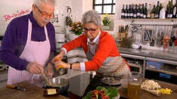 Martina und Moritz bereiten in ihrer Küche rheinische Spezialitäten zu