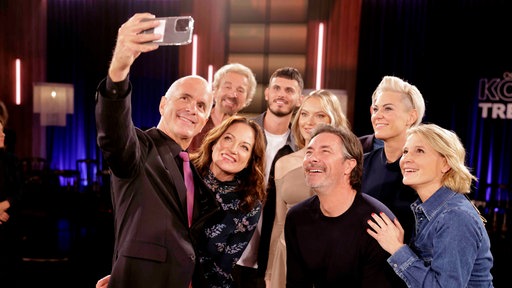 Susan Link, Micky Beisenherz, Thomas Gottschalk, Marco Schreyl, Natalia Wörner, Carola Holzner, Cheyenne Ochsenknecht, Nino Sifkovits und Christoph Maria Herbst machen ein Gruppenselfie.