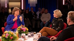 Im Kölner Treff begrüßt Bettina Böttinger Moderatorin Christine Westermann und Comedian Kurt Krömer.
