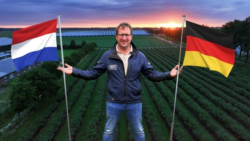 Landwirt Chris Hensgens ist im Vordergrund, links neben ihm sieht man die holländische Flagge, recht sieht man die deutsche Flagge