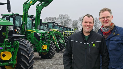 Landwirt Markus Blömer aus Rhede und sein Kumpel Martin Kortbuß aus Ahaus bei der Trecker-Auktion in Meppen