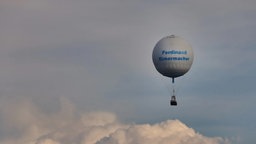 Foto Gasballon, in der Luft, weißer Ballon, blauer Himmel