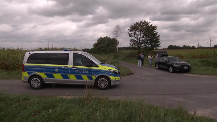 Polizeiwagen auf dem Feld