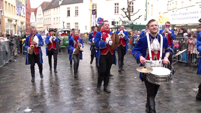 Eine Karnevalskapelle beim Rosenmontagszug in Warendorf (2024)