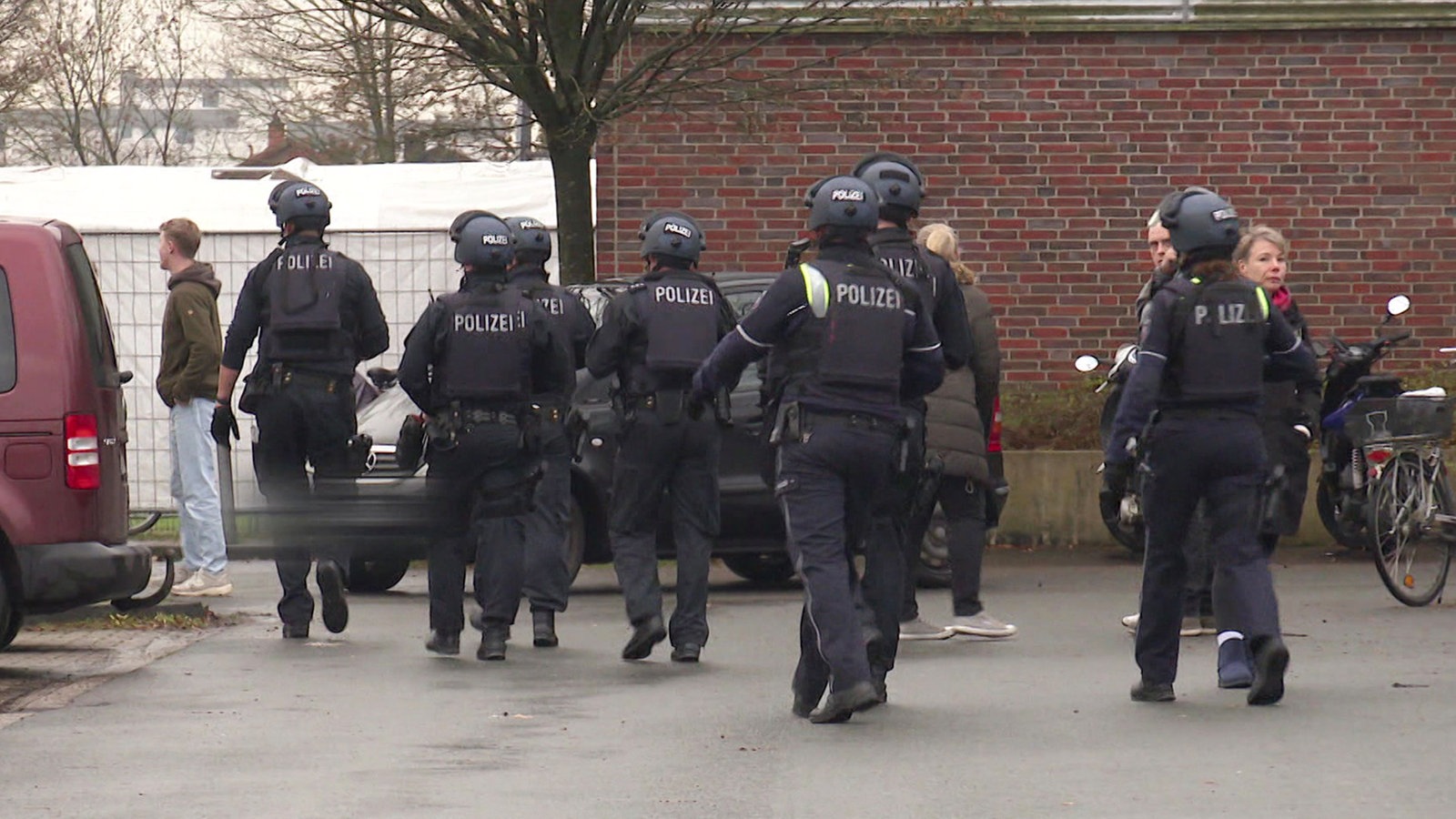 Falschinformation Löst Großeinsatz An Teltger Schule Aus - Lokalzeit ...