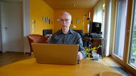 Verbraucher Manfred Röttjes an seinem Laptop