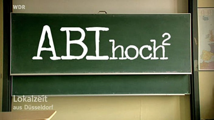 Tafel mit der Aufschrift "Abi hoch 2"