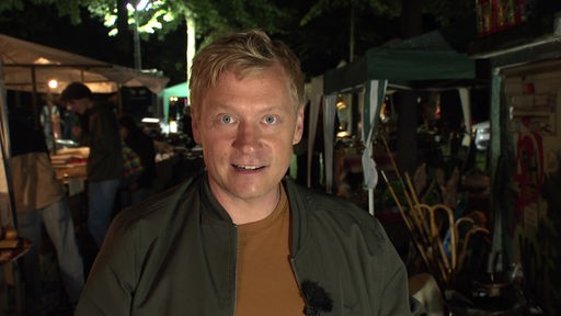 Moderator Marc Schulte auf dem Nachtflohmarkt