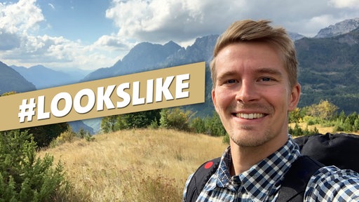 Mann in kariertem Hend und mit Rucksack auf dem Rücken steht vor einem Bergpanorama, auf dem Bild der Schriftzug "#lookslike"