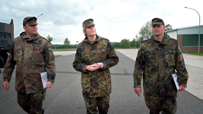 Anastasia mit ihren Kollegen während der Dienstzeit in Kamuflage