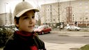Der achtjährige Dominik vor einem Plattenbau in Berlin-Hellersdorf