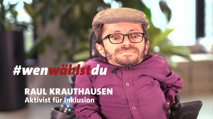 Ein junger Mann lächelt in die Kamera mit der Überschrift: Raul Krauthausen, Aktivist für Inklusion