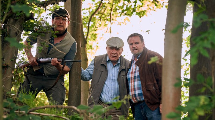 Drei Männer lauern im Wald auf der Jagd nach dem "Hackestüpp"