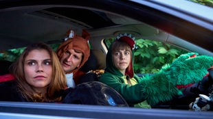 Marie (Katharina Wackernagel, l.), Heino (Sebastian Schwarz, M.) und Jenny (Eva Bühnen, r.) sitzen verkleidet im Auto und beobachten die ankommenden Gäste einer Kuschelparty.