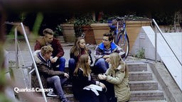 Schüler sitzen auf einer Treppe