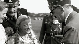 Ein Mädchen begrüßt Adolf Hitler