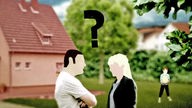 Illustration: Ein Paar mit Fragezeichen vor einem Wohnhaus.