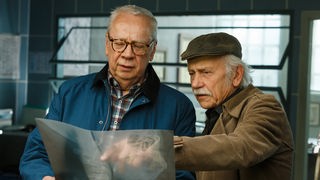 Die beiden "Rentnercops" Edwin und Günter studieren gemeinsam ein Röntgenbild
