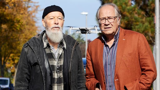 Die beiden Rentnercops lassen eine Drohne steigen 