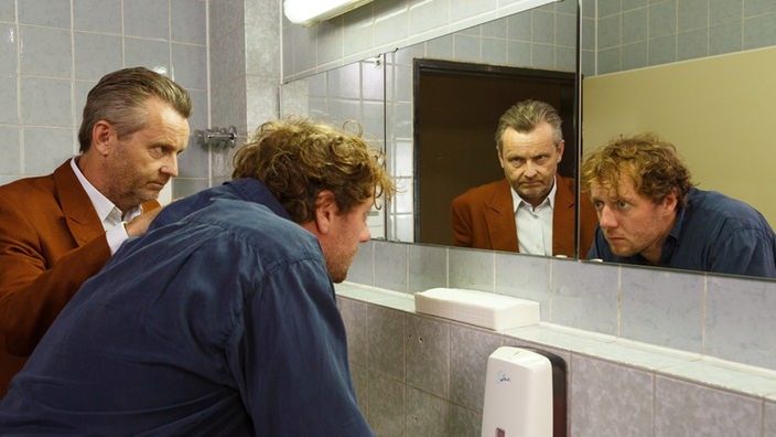 Manuel Teich (René Heinersdorff, l,) trifft Sascha Kesko (Jesse Albert, r.) auf der Herrentoilette