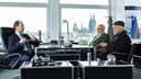 Die Ermittler Günter Hoffmann (Peter Lerchbäumer, M.) und Edwin Bremer (Tilo Prückner, r.) befragen Otto Clausner (Guido Renner, l.) in seinem Büro.