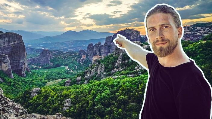 Auf dem Bild sieht man Sarazar vor Bergen und Tälern in Griechenland