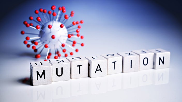 Das Bild zeigt ein Modell des Coronavirus und den Schriftzug Mutation.