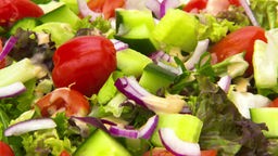 Das Bild zeigt einen bunten Salat mit French Dressing. 